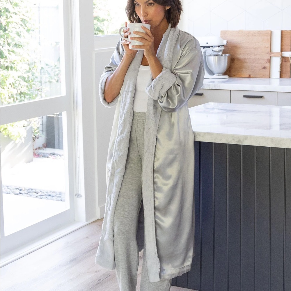 Giraffe at Home Silver Satin Robe